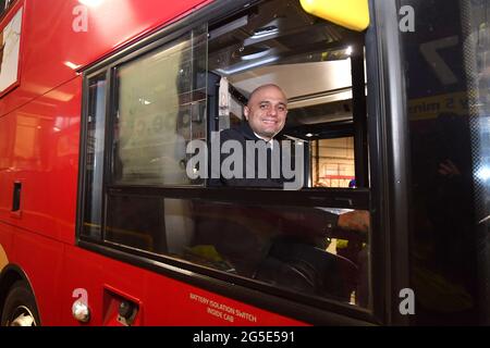 Photo du dossier datée du 11/02/2020 de Sajid Javid, assis dans le siège conducteur d'un bus lors d'une visite au garage central de bus de Birmingham, l'ancien chancelier de l'Échiquier a été nommé secrétaire d'État à la Santé et aux soins sociaux après la démission de Matt Hancock. Date de publication : samedi 26 juin 2021. Banque D'Images