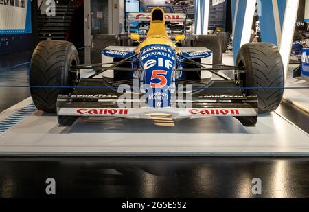 Yeovil, Somerset, Royaume-Uni – juin 18 2021. La voiture de course Williams Renault Formule 1 sponsorisée par Camel, Canon, Labatts et Elf exposée au pub général Banque D'Images