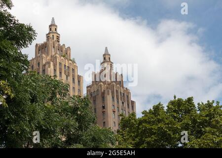 Haut du bâtiment San Remo au 145 Central Park West contre le ciel avec feuillage, un bâtiment résidentiel historique de coop à Manhattan, New York b Banque D'Images