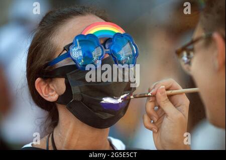 Rome, Italie. 26 juin 2021. 26 JUIN : les gens participent à la Rome Pride Parade pour les droits LGBTQ, le 26 juin 2021 à Rome, Italie. Crédit : Agence photo indépendante/Alamy Live News Banque D'Images