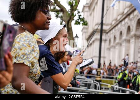 Londres, Royaume-Uni le 26 juin 2021 : des manifestants tenant des pancartes manifestent devant Downing Street lors de la manifestation anti-verrouillage Unite for Freedom. Les personnes protestant contre les blocages se sont réunies pour soulever leurs préoccupations concernant les législations gouvernementales en matière de vaccination et la liberté de voyager et de socialiser. Banque D'Images