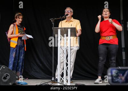 Londres, Royaume-Uni le 26 juin 2021 : Jeremy Corbyn, ancien chef du Parti travailliste, s'exprime lors d'une manifestation anti-gouvernementale devant la place du Parlement . La manifestation réunit des militants de nombreux mouvements de gauche de l'opposition tels que Kill the Bill, l'Assemblée populaire, les voix du personnel du NHS, la Coalition Halte à la guerre ou la rébellion des Extintions. Banque D'Images