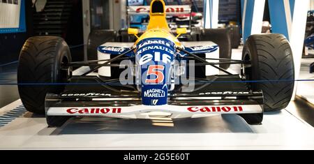 Yeovil, Somerset, Royaume-Uni – juin 18 2021. La voiture de course Williams Renault Formule 1 sponsorisée par Camel, Canon, Labatts et Elf exposée au pub général Banque D'Images