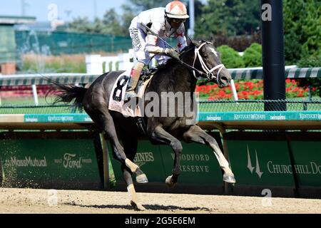 Louisville, Kentucky, États-Unis. 26 juin 2021. 26 juin 2021 : le double Thunder, #8, monté par le jockey John Velazquez, remporte les Bashford Manor Stakes (Grade 3) à Churchill Downs le 26 juin 2021 à Louisville, Kentucky. Jessica MorganEclipse SportswireCSM/Alamy Live News Banque D'Images