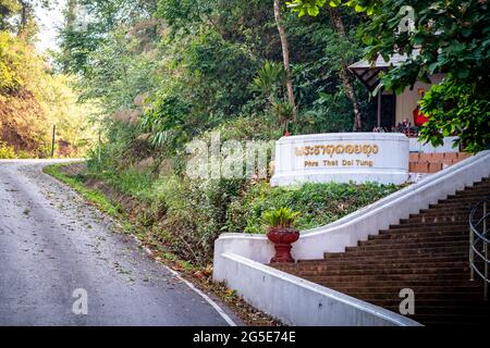 Texte doré bannière en face de l'escalier, la langue thaï signifie Phra que Doi Tung, c'est le nom du célèbre lieu et temple dans la province de Chiang Rai, au nord Banque D'Images