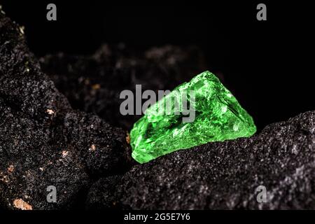 joyau émeraude brut dans une mine de pierre rare, pierre vert vif Banque D'Images