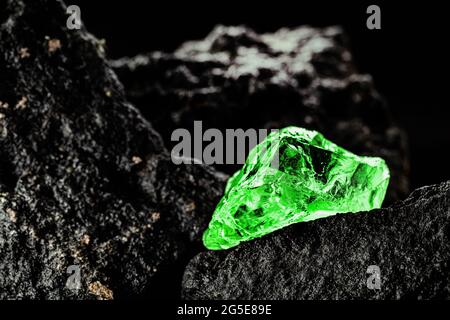joyau émeraude brut dans une mine de pierre rare, pierre vert vif Banque D'Images
