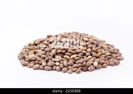 Haricots de Rajado, haricots brésiliens, tas de graines sur fond blanc isolé. Banque D'Images