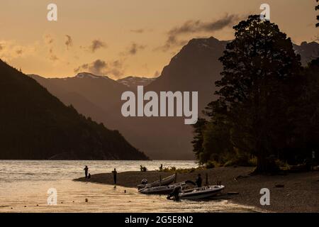 Les gens pêchent l'après-midi dans le lac Futalaufquen, situé dans le parc national de Los Alerces, Patagonia Argentina. Banque D'Images