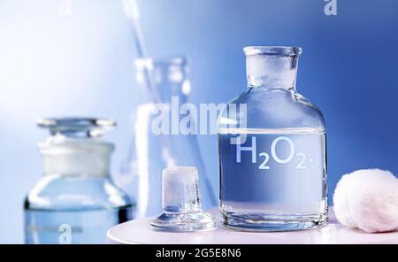 Flacon de réactif avec bouchon en verre, avec peroxyde d'hydrogène à l'intérieur. Élément chimique H2 O2 en laboratoire Banque D'Images