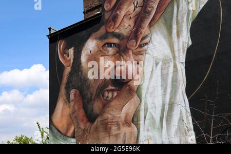 Street art sur l'ancien bâtiment de la banque du Nord et du Sud du pays de Galles à Great George place à Liverpool qui est maintenant une boutique de mariage Banque D'Images