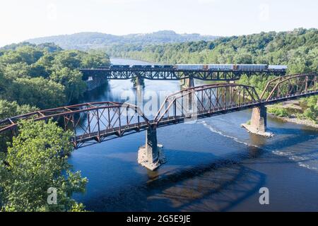 Antenne de deux ponts entre Phillipsburg, NJ et Easton, PA avec un train passant en arrière-plan. Banque D'Images