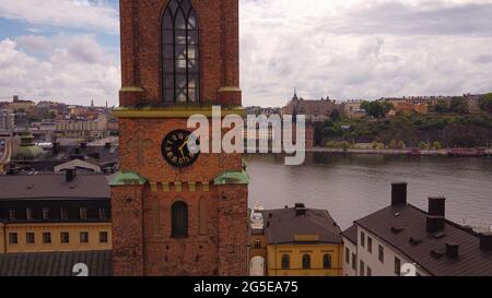 Un tir de drone de Stockholm avec l'église Riddarholmskyrkan devant Gamla Stan, en Suède Banque D'Images