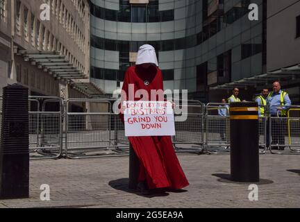 Londres, Royaume-Uni. 26 juin 2021. Un manifestant de la rébellion d'extinction se trouve à l'extérieur du siège de la BBC. Plusieurs manifestations ont eu lieu dans la capitale, car les hommes pro-palestiniens, les vies noires comptent, tuent le projet de loi, la rébellion d'extinction, Des manifestants anti-conservateurs et divers autres groupes ont défilé dans le centre de Londres.(Credit: Vuk Valcic / Alamy Live News) Banque D'Images