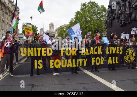 Londres, Royaume-Uni. 26 juin 2021. United for Black vit des manifestants à Whitehall. Plusieurs manifestations ont eu lieu dans la capitale, car les hommes pro-palestiniens, les vies noires comptent, tuent le projet de loi, la rébellion d'extinction, Des manifestants anti-conservateurs et divers autres groupes ont défilé dans le centre de Londres.(Credit: Vuk Valcic / Alamy Live News) Banque D'Images