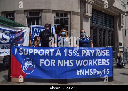 Londres, Royaume-Uni. 26 juin 2021. Des manifestants favorables à une augmentation de salaire pour les employés du NHS se tiennent devant le siège de la BBC. Plusieurs manifestations ont eu lieu dans la capitale, car les hommes pro-palestiniens, les vies noires comptent, tuent le projet de loi, la rébellion d'extinction, Des manifestants anti-conservateurs et divers autres groupes ont défilé dans le centre de Londres.(Credit: Vuk Valcic / Alamy Live News) Banque D'Images