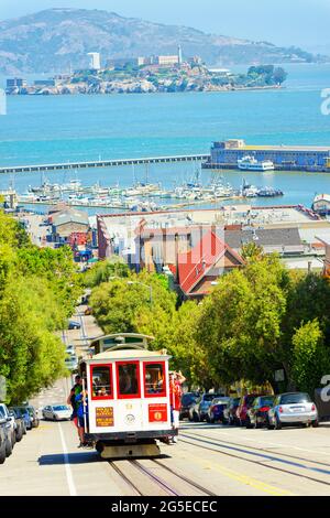 La ligne Powell-Hyde cable car avec l'île d'Alcatraz en arrière-plan, San Francisco, California, USA