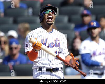 Queens, États-Unis. 26 juin 2021. New York mets départ Francisco Lindor réagit après avoir pris le premier repas contre les Phillies de Philadelphie à Citi Field le samedi 26 juin 2021 à New York. Photo de John Angelillo/UPI crédit: UPI/Alay Live News Banque D'Images