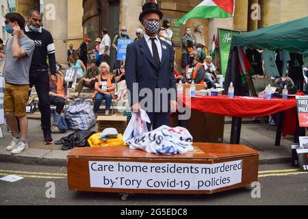 Londres, Royaume-Uni. 26 juin 2021. Un manifestant sur Regent Street. Plusieurs manifestations ont eu lieu dans la capitale, car les hommes pro-palestiniens, les vies noires comptent, tuent le projet de loi, la rébellion d'extinction, Des manifestants anti-conservateurs et divers autres groupes ont défilé dans le centre de Londres.(Credit: Vuk Valcic / Alamy Live News) Banque D'Images