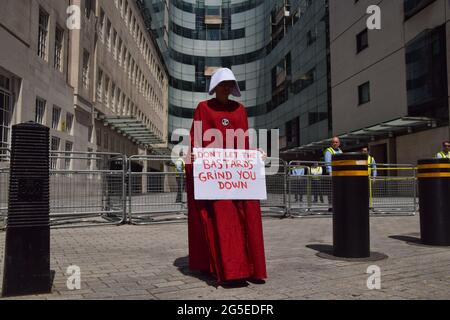 Londres, Royaume-Uni. 26 juin 2021. Un manifestant de la rébellion en extinction se trouve à l'extérieur du siège de la BBC. Plusieurs manifestations ont eu lieu dans la capitale, car les hommes pro-palestiniens, les vies noires comptent, tuent le projet de loi, la rébellion d'extinction, Des manifestants anti-conservateurs et divers autres groupes ont défilé dans le centre de Londres.(Credit: Vuk Valcic / Alamy Live News) Banque D'Images