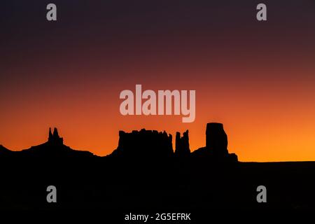 Le Roi sur son trône, les formations de Stagecoach, d'ours et de lapin et de Castle Butte au lever du soleil dans le parc tribal de Monument Valley Navajo, Utah Banque D'Images