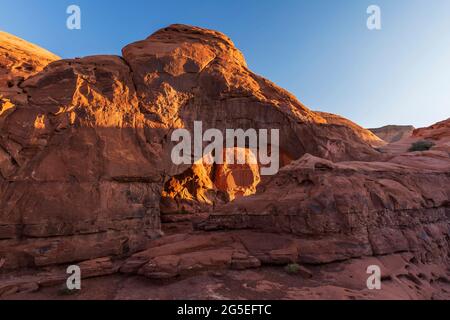 Croquer au lever du soleil dans le parc tribal de Monument Valley Navajo, Utah Banque D'Images