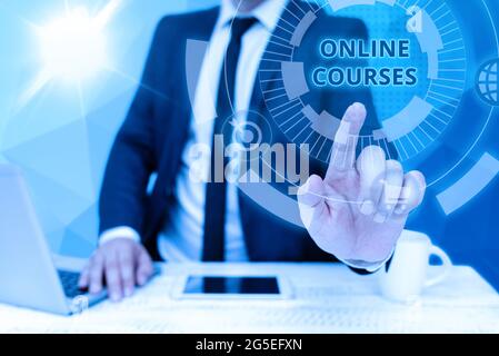 Légende de la présentation des cours en ligne. Vitrine d'affaires gagnant une éducation qui est menée sur l'Internet bussiness homme assis bureau ordinateur portable Banque D'Images