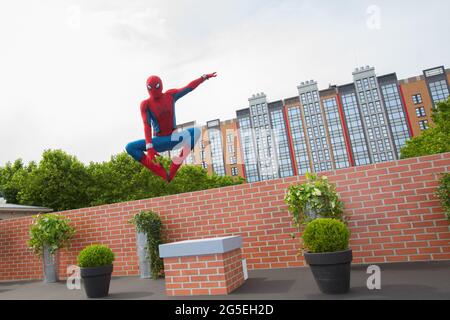 Spiderman participe au week-end de Disney's Hotel New York - The Art of Marvel le 27 juin 2021 à Paris, France. Photo de Nasser Berzane/ABACAPRESS.COM Banque D'Images
