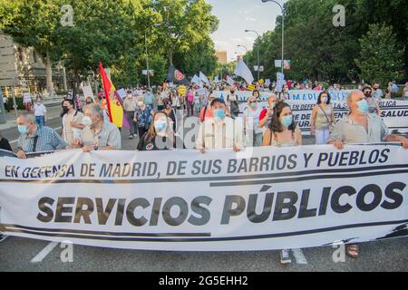 Cette manifestation est le point culminant d'une journée de lutte appelée pour la défense des services publics et du système public de retraite, ainsi que contre la précarité sociale brutale qui affecte considérablement les classes laborieuses dans tout l'Etat espagnol, Mais surtout dans la Communauté de Madrid, une conférence qui aura lieu dans différents quartiers et villes les 25 et 26 juin (Coslada, Vicálvaro, Vallekas, Alcobendas-San Sebastián de los Reyes, Lavapiés, Valdezarzas, Tres Cantos, Arganzuela, Torrejón ..). Le jour de la lutte en général et la manifestation le samedi 26, en quittant Atocha Banque D'Images