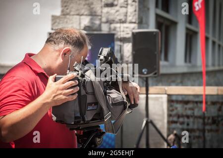 Photo d'un homme utilisant un grand professionnel de la radiodiffusion camerafilming plein air à Ljubljana, Slovénie, tout en travaillant pour les médias locaux, slovène T Banque D'Images