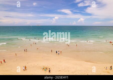 Miami Beach, FL, États-Unis - 26 juin 2021 : touristes se rendant dans l'océan Atlantique Miami Beach Banque D'Images