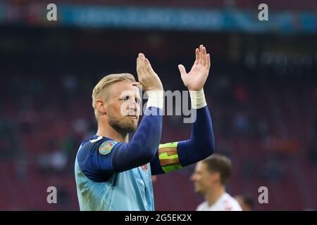 Amsterdam, pays-Bas. 26 juin 2021. Le gardien de but danois Kasper Schmeichel accueille les fans après le match de l'UEFA Euro 2020 Championship Round de 16 entre le pays de Galles et le Danemark à l'arène Johan Cruijff à Amsterdam, aux pays-Bas, le 26 juin 2021. Credit: Zheng Huansong/Xinhua/Alay Live News Banque D'Images