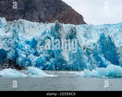 Exploration du glacier de Tidewater du glacier de South Sawyer par zodiaque dans la région sauvage de Tracy Arm, forêt nationale de Tongass, Alaska USA Banque D'Images