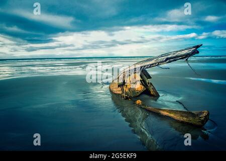 Photo artistique de Shipwreck sur la plage de sable de Haida Gwaii, îles de la Reine-Charlotte Banque D'Images