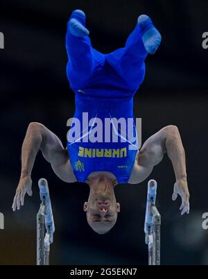 Doha, Qatar. 26 juin 2021. Petro Pakhniuk, de l'Ukraine, participe à la finale des barreaux parallèles masculins à la 13e COUPE du monde DE gymnastique ARTISTIQUE FIG à Doha, au Qatar, le 26 juin 2021. Credit: Nikku/Xinhua/Alay Live News Banque D'Images