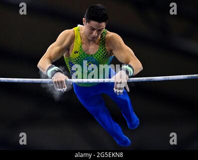 Doha, Qatar. 26 juin 2021. Arthur Mariano, du Brésil, participe à la finale du barreau horizontal masculin lors de la 13e COUPE du monde DE gymnastique ARTISTIQUE DE LA FIG, à Doha, au Qatar, le 26 juin 2021. Credit: Nikku/Xinhua/Alay Live News Banque D'Images