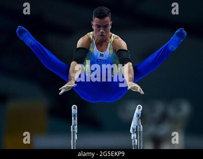 Doha, Qatar. 26 juin 2021. Caio Souza, du Brésil, participe à la finale des barreaux parallèles des hommes à la 13e COUPE du monde DE gymnastique ARTISTIQUE DE LA FIG à Doha, au Qatar, le 26 juin 2021. Credit: Nikku/Xinhua/Alay Live News Banque D'Images