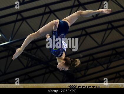 Doha, Qatar. 26 juin 2021. Diana Varinska, d'Ukraine, participe à la finale du faisceau d'équilibre des femmes à la 13e COUPE du monde DE gymnastique ARTISTIQUE DE LA FIG, à Doha, au Qatar, le 26 juin 2021. Credit: Nikku/Xinhua/Alay Live News Banque D'Images