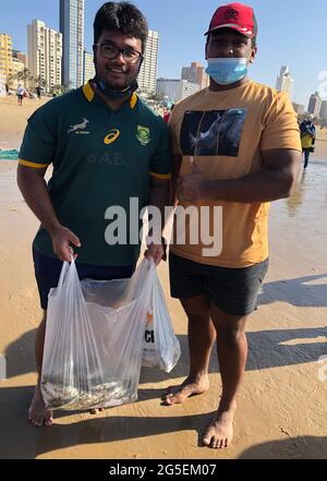 Durban, Afrique du Sud. 26 juin 2021. Les pêcheurs de chalut apportent leurs prises de sardine à la plage. Des plats de sardine de toutes sortes sont actuellement au menu dans la région côtière autour de la ville portuaire de Durban en Afrique du Sud. La raison en est un spectacle naturel qui déclenche la masse se précipite sur les plages chaque année: La 'course de sardine', déclenchée par les températures hivernales froides de l'hémisphère sud. Credit: Ralf Krüger/dpa/Alay Live News Banque D'Images