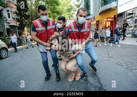 Istanbul, Turquie. 26 juin 2021. Des policiers ont arrêté un manifestant au cours de la marche. La police turque a bloqué les membres de la communauté LGBTQ et les supporters ont défilé à Beyoglu pendant la Marche de la fierté d'Istanbul. (Photo par Ibrahim Oner/SOPA Images/Sipa USA) crédit: SIPA USA/Alay Live News Banque D'Images