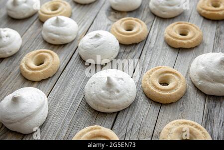 Des gâteaux faits maison faits maison sur une surface en bois dans un style rustique. Banque D'Images