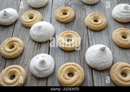 Des gâteaux faits maison faits maison sur une surface en bois dans un style rustique. Banque D'Images