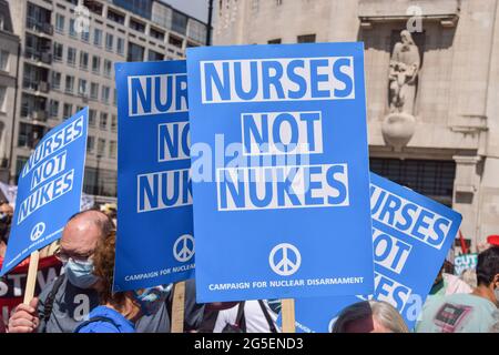 Londres, Royaume-Uni. 26 juin 2021. Les manifestants tiennent des pancartes Nurses Not Nukes lors de la manifestation devant le siège de la BBC. Plusieurs manifestations ont eu lieu dans la capitale, car les hommes pro-palestiniens, les vies noires comptent, tuent le projet de loi, la rébellion d'extinction, Des manifestants anti-conservateurs et divers autres groupes ont défilé dans le centre de Londres. (Photo de Vuk Valcic/SOPA Images/Sipa USA) crédit: SIPA USA/Alay Live News Banque D'Images