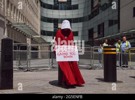 Londres, Royaume-Uni. 26 juin 2021. Un manifestant de la rébellion d'extinction portant un costume et portant un écriteau se tient devant le siège de la BBC pendant la manifestation. Plusieurs manifestations ont eu lieu dans la capitale, car les hommes pro-palestiniens, les vies noires comptent, tuent le projet de loi, la rébellion d'extinction, Des manifestants anti-conservateurs et divers autres groupes ont défilé dans le centre de Londres. (Photo de Vuk Valcic/SOPA Images/Sipa USA) crédit: SIPA USA/Alay Live News Banque D'Images