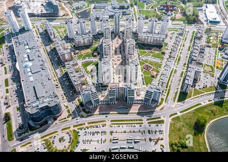 quartier résidentiel avec immeubles à appartements de plusieurs étages. Minsk Mayak quartier à Minsk, Biélorussie. Vue panoramique aérienne. Banque D'Images