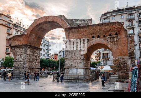 L'Arc de Galerius aka Kamara, dans le centre de la ville. Un monument romain du 4ème siècle a construit une triple arche, mais seulement les deux tiers restent maintenant. Banque D'Images