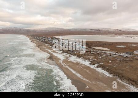 Enurmino, district autonome de Chukotka, Russie - 14 octobre 2020 : village du nord sur les rives de la mer de Chukchi. Banque D'Images