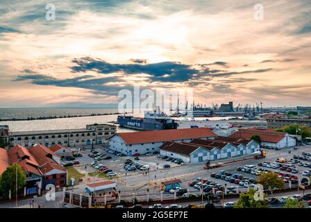 Thessalonique, Grèce - 6 2017 octobre : vue sur le port de la ville dans la soirée. Vue grand angle. Banque D'Images