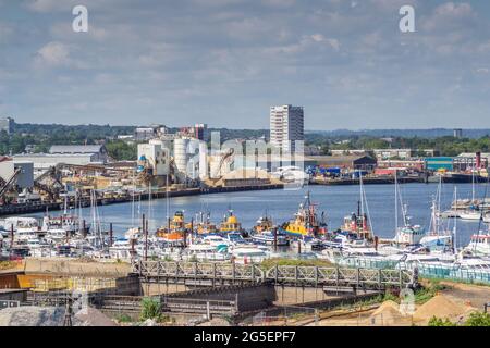 Vue sur Itchen Marine Towage Ltd in produits Marys, de l'autre côté de la rivière Itchen jusqu'à Millbank Tower à Northam, Southampton, Hampshire, Angleterre, Royaume-Uni Banque D'Images