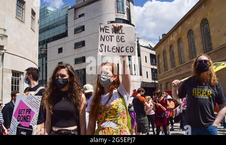 Londres, Royaume-Uni. 26 juin 2021. Un manifestant tient un écriteau indiquant « nous ne serons pas réduits au silence » pendant la démonstration à l'extérieur du siège de la BBC. Plusieurs manifestations ont eu lieu dans la capitale, car les hommes pro-palestiniens, les vies noires comptent, tuent le projet de loi, la rébellion d'extinction, Des manifestants anti-conservateurs et divers autres groupes ont défilé dans le centre de Londres. Crédit : SOPA Images Limited/Alamy Live News Banque D'Images